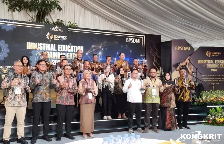 Sukses Kembangkan Pendidikan Vokasi, Dinas Tenaga Kerja dan Perindustrian Kota Payakumbuh Raih Penghargaan IDUTEX 2024