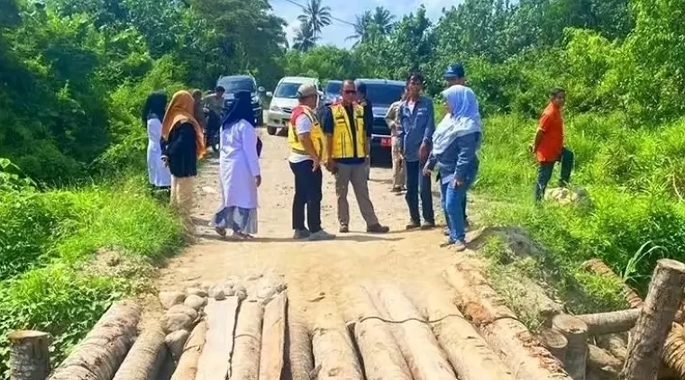 Tim teknis survei untuk pemasangan jembatan Bailey di Sasak - Maligi