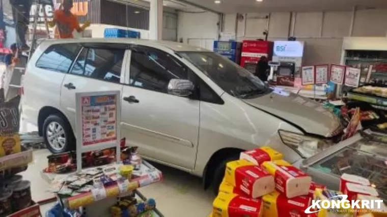 Viral Mobil Toyota Innova Tabrak Minimarket di Depok