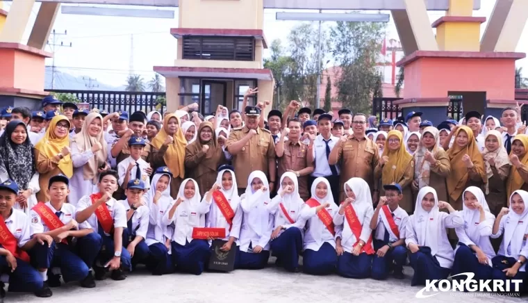 Wako Solok Jadi Pembina Upacara di SMPN 1 Kota Solok