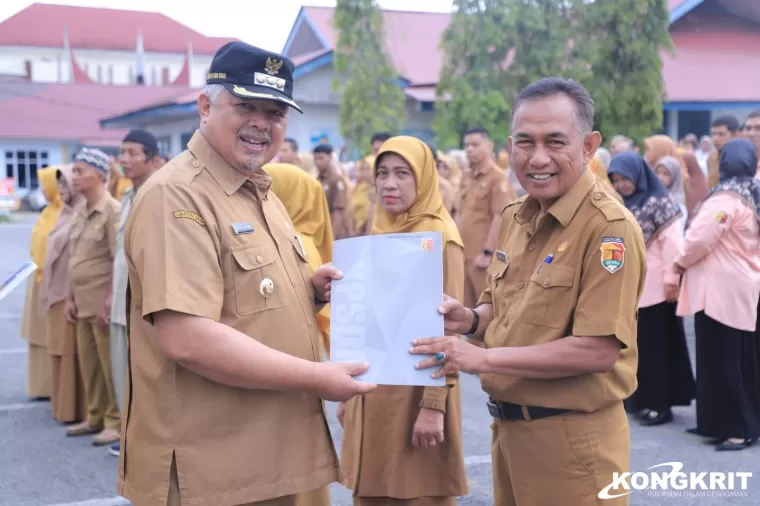 Wali Kota Solok Serahkan Penghargaan dan SK CPNS dalam Acara Purna Tugas