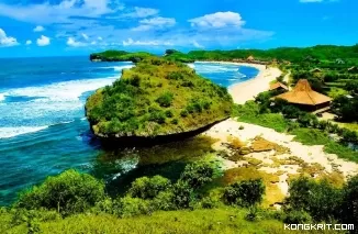 8 Destinasi Pantai di Jawa Timur yang Menyimpan Kisah Misteri