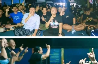 Cawabup dan Cabup Ahmad Baharudin - Gatut Sunu bersama ratusan relawan GaBah dalam acara Nobar Timnas Indonesia di halaman Brond Waterpark (atas). Cabup Gatut Sunu saat bernyanyi bersama dengan relawan GaBah