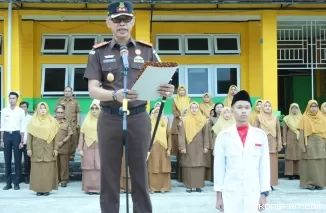 Peduli Generasi Muda, Kajari Pasaman Pimpin Upacara Bendera di SMAN 1 Lubuk Sikaping