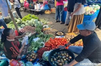 Pjs Bupati Solok Akbar Ali Berkunjung ke Pasar Tradisional Guguak, Pastikan Harga Sembako Stabil (Foto: Dok.Istimewa)