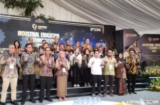 Sukses Kembangkan Pendidikan Vokasi, Dinas Tenaga Kerja dan Perindustrian Kota Payakumbuh Raih Penghargaan IDUTEX 2024