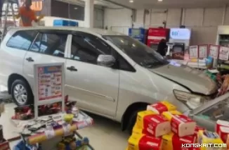 Viral Mobil Toyota Innova Tabrak Minimarket di Depok