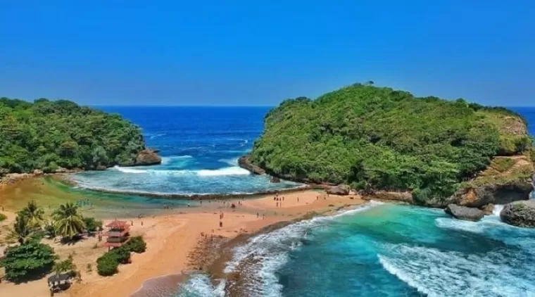 4 Destinasi Pantai Tenang di Malang yang Aman untuk Berenang dan Berkemah