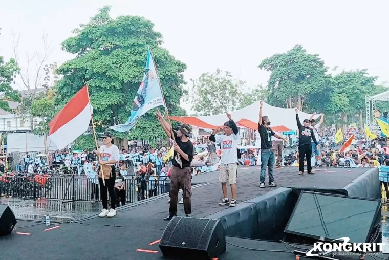 Relawan GaBah pembawa bendera merah putih saat tiba di atas panggung Kampanye Akbar di halaman GOR Lembupeteng