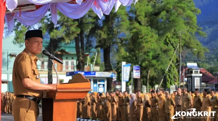 Bupati Pasaman, Sabar AS memimpin apel organik seluruh ASN di halaman Kantor Bupati Pasaman pada Senin, 25 November 2024.