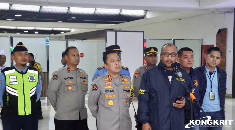 Dua Pegawai Komdigi Terlibat Kasus Judi Online Tiba di Bandara Soetta