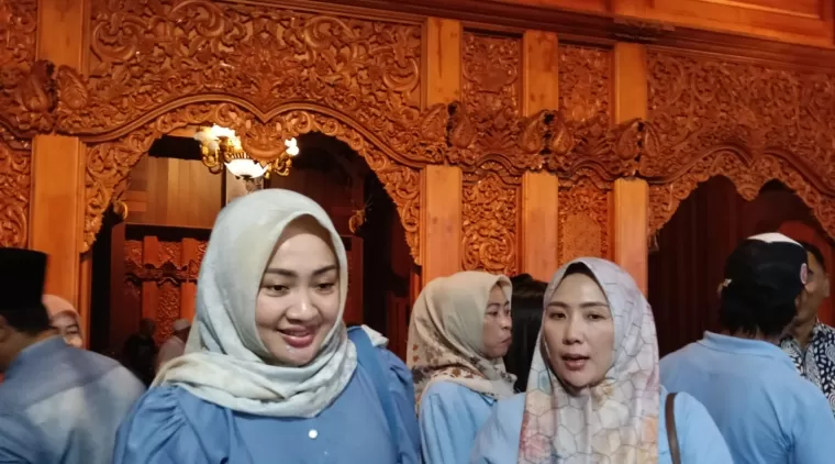 Foto dari kiri : dr. Meidyan Ricca Alvina dan Eka Yeni Retnosari saat diwawancarai awak media