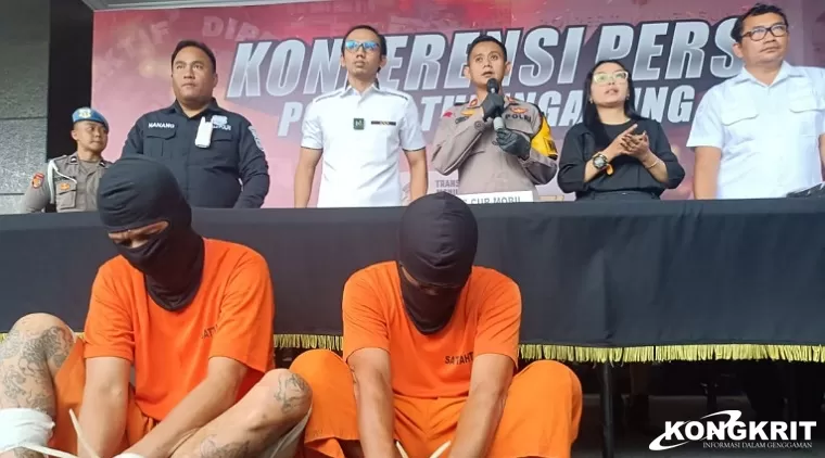 Wakapolres Tulungagung didampingi Kasat Reskrim, Kasi Humas dan Kanit Pidum Satreskrim Polres Tulungagung saat konferensi pers di halaman Mapolres setempat dan 2 orang tersangka yang diamankan.