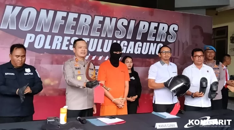 Kapolres Tulungagung AKBP Muhamad Taat Resdi didampingi Kasat Reskrim, Kanit Pidum dan Kasi Humas Polres Tulungagung tunjukkan Barang Bukti yang digunakan Tersangka