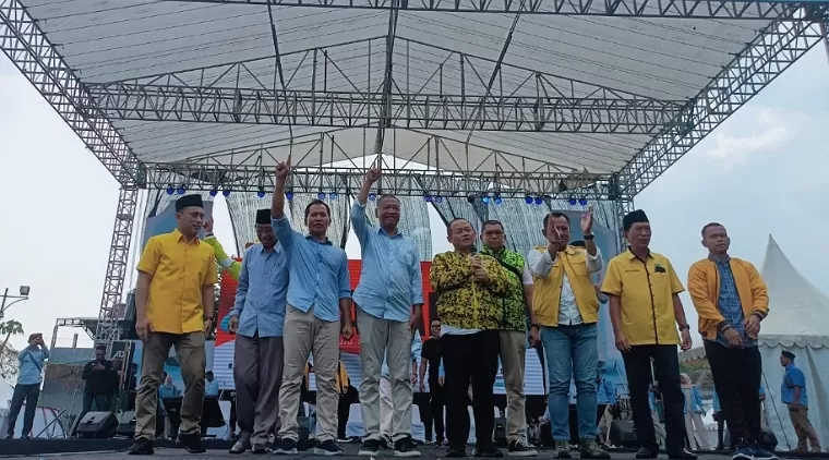 Muhammad Sarmuji dan Heru Tjahjono saat menyampaikan orasinya di kampanye Akbar pasangan GaBah di halaman GOR Lembupeteng