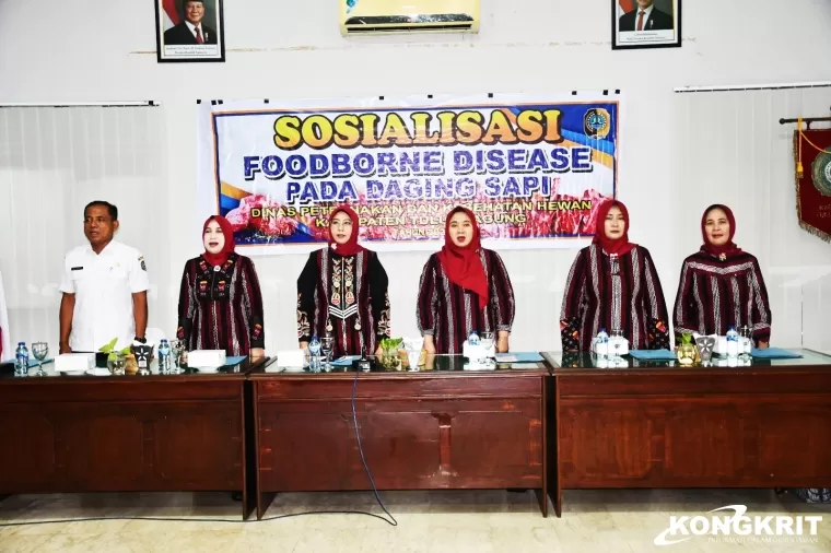 Foto dari kiri : Kepala Disnakkeswan Kabupaten Tulungagung Mulyanto, Pj Ketua TP PKK Tulungagung, Ny. Diana Heru Suseno dan pengurus TP PKK Tulungagung