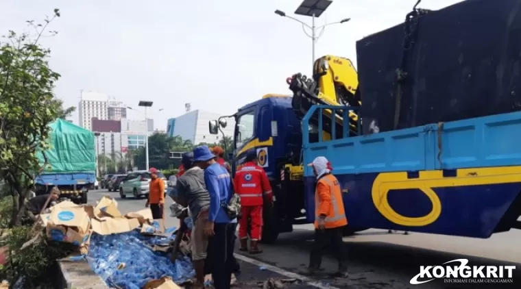 Truk Tabrak Pengendara di Lampu Merah Slipi, 1 Tewas dan 4 Terluka