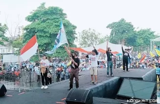 Relawan GaBah pembawa bendera merah putih saat tiba di atas panggung Kampanye Akbar di halaman GOR Lembupeteng