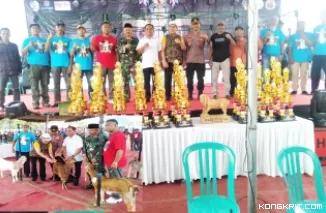 Kepala Disnakkeswan Tulungagung (baju putih) bersama Forkopimcam Ngunut dan panitia di acara kontes kambing PE di Desa Kaliwungu