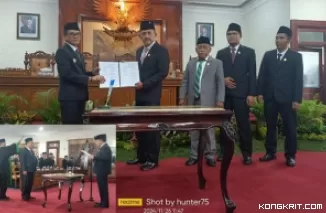 Pj Bupati bersama Ketua DPRD Tulungagung bersama para wakil ketua DPRD saat penyerahan berita acara persetujuan bersama Ranperda APBD TA 2025 (insert : Ketua DPRD saat membacakan sumpah/ janji anggota DPR PAW )