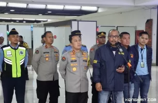 Dua Pegawai Komdigi Terlibat Kasus Judi Online Tiba di Bandara Soetta