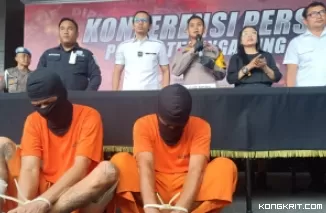 Wakapolres Tulungagung didampingi Kasat Reskrim, Kasi Humas dan Kanit Pidum Satreskrim Polres Tulungagung saat konferensi pers di halaman Mapolres setempat dan 2 orang tersangka yang diamankan.