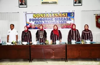 Foto dari kiri : Kepala Disnakkeswan Kabupaten Tulungagung Mulyanto, Pj Ketua TP PKK Tulungagung, Ny. Diana Heru Suseno dan pengurus TP PKK Tulungagung