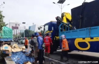 Truk Tabrak Pengendara di Lampu Merah Slipi, 1 Tewas dan 4 Terluka