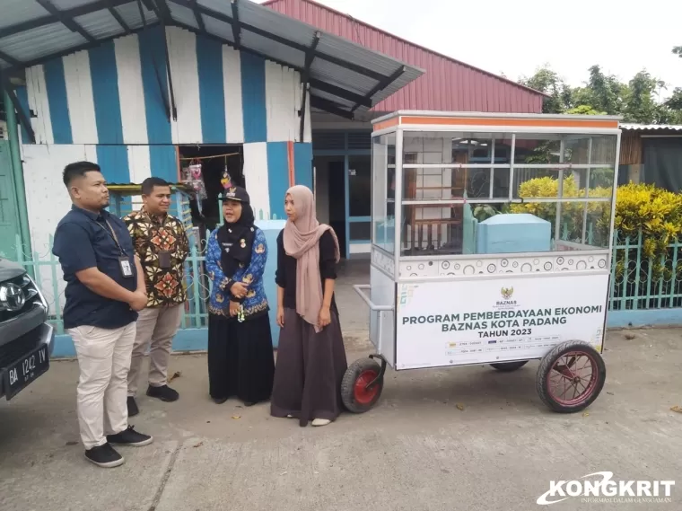 Baznas Kota Padang Berikan Bantuan Gerobak untuk Perkuat UMKM di Belakang Tangsi