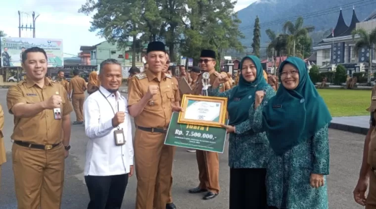 Bupati Pasaman Serahkan Penghargaan Ketahanan Pangan kepada Kelompok Tani dan Masyarakat Berprestasi