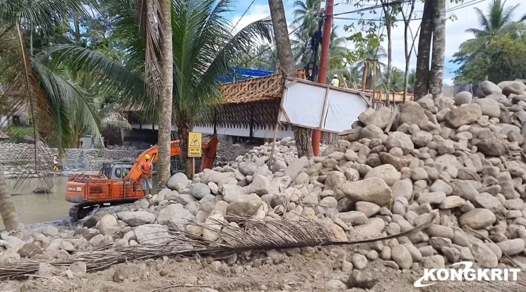 Tumpukan Material Batu untuk Pemasangan Bronjong pada Kegiatan Penggantian Jembatan Kiambang A