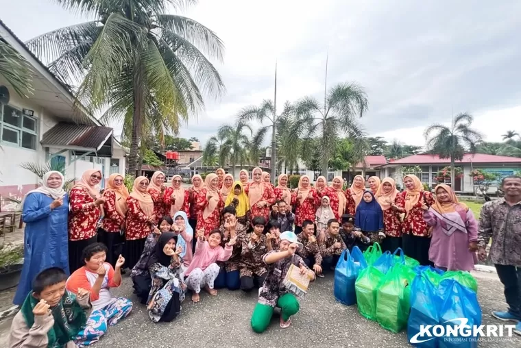 DWP Perumda AM Kota Padang Berbagi 500 Nasi Kotak dalam Kegiatan Jumat Berkah