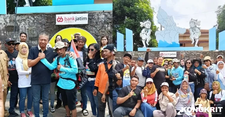 Gatut Sunu Wibowo Cabup Tulungagung terpilih merangkul Medy Kumal dan Wabup Ahmad Baharudin foto bersama Medy Kumal dan para relawan GaBah di Taman Nol Kilometer Tulungagung