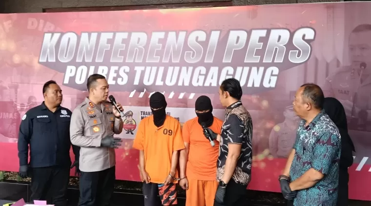 Kapolres Tulungagung saat memintai keterangan kepada kedua tersangka pemerkosa DV dan AK