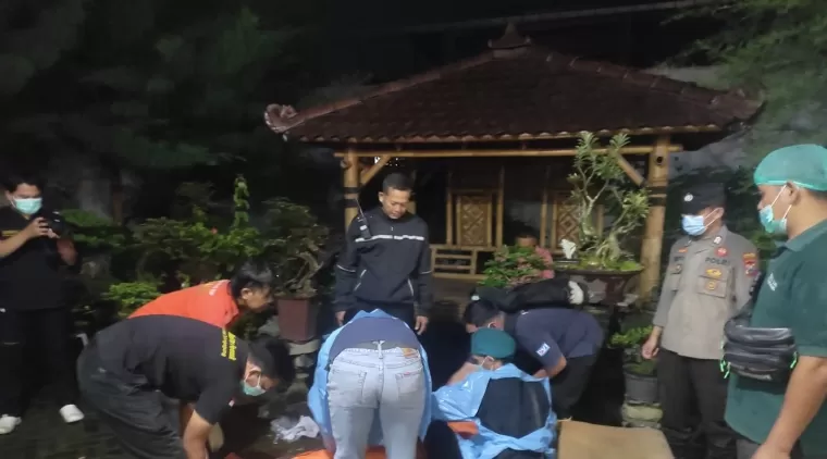 Kapolsek Kedungwaru AKP Sumaji (jaket hitam)  bersama petugas INAFIS Polres Tulungagung dan petugas Nakes RSUD dr Iskak saat mengevakuasi jenazah korban di lokasi kejadian