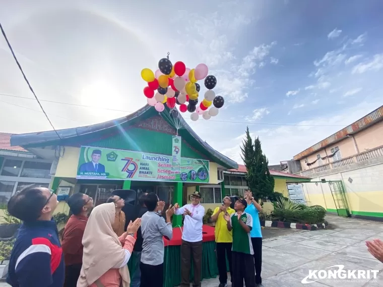 Kemenag Kota Solok Semarakkan HAB Ke-79 dengan Peluncuran Balon ke Udara