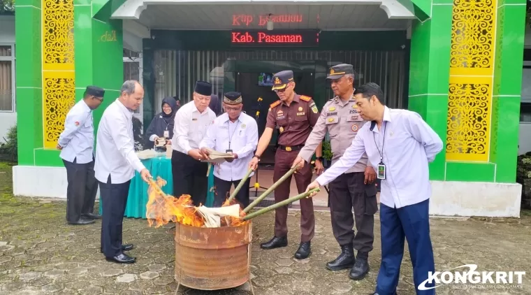 Kemenag Pasaman Musnahkan Ribuan Buku Nikah Kadaluarsa untuk Cegah Penyalahgunaan