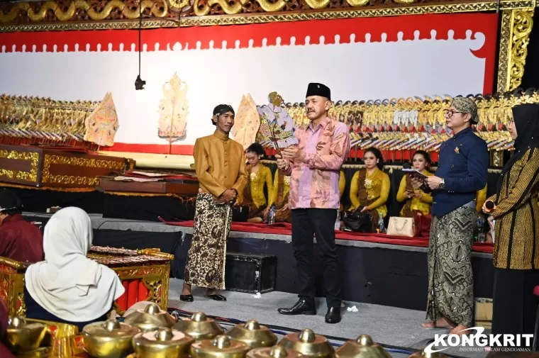 Ketua DPRD Tulungagung Marsono, S,Sos, (baju batik) saat akan menyerahkan tokoh wayang Semar kepada Ki Dalang Sigit Arianto sebagai pertanda dimulainya pagelaran wayang kulit semalam suntuk