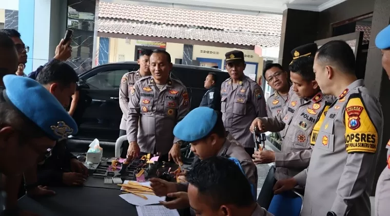 Kapolres Tulungagung (kanan) didampingi Wakapolres, Kabag SDM, Kabag Log dan Kasi Propam saat kegiatan pemeriksaan Senpi di Mapolres setempat