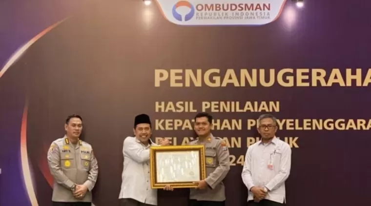 Perwakilan Polres Tulungagung AKP Maga Fidri Isdiawan saat menerima penghargaan dari Ombudsman perwakilan Jawa Timur