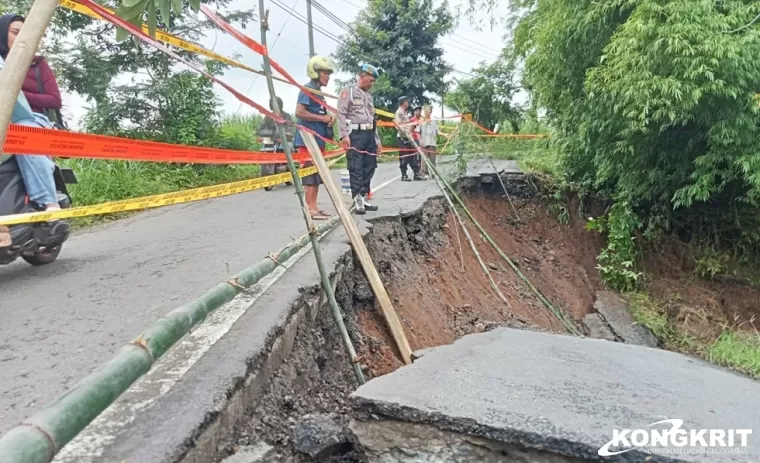 Kondisi Ruas jalan penghubung Karangrejo - Sendang yang terkena Longsor