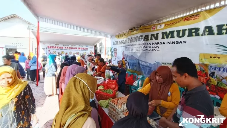 DKP Tulungagung gelar Gerakan Pangan Murah di halaman kantor Desa Tanjungsari Kecamatan Boyolangu