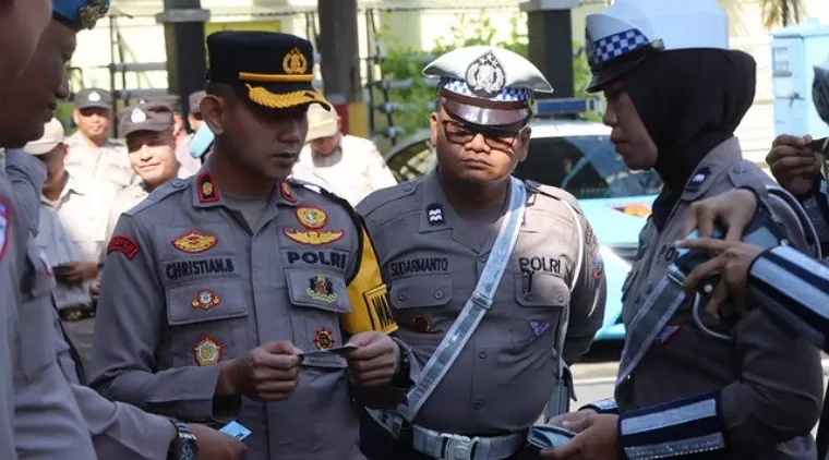 Waka Polres Tulungagung saat memeriksa kelengkapan anggota Polres Tulungagung