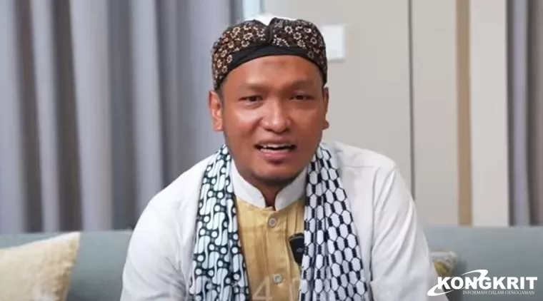 Ustadz Salim A Fillah Berikan Beasiswa untuk Anak Penjual Es Teh yang Dihina Gus Miftah