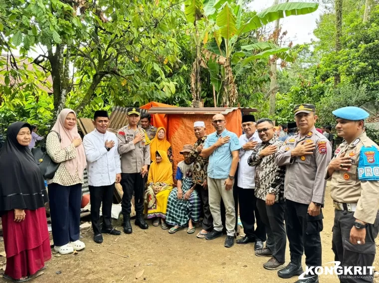 Wakil Bupati dan Kapolres Solok Serahkan Bantuan Bedah Rumah Tak Layak Huni