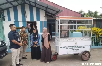 Baznas Kota Padang Berikan Bantuan Gerobak untuk Perkuat UMKM di Belakang Tangsi