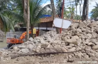 Tumpukan Material Batu untuk Pemasangan Bronjong pada Kegiatan Penggantian Jembatan Kiambang A