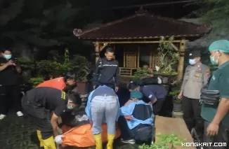 Kapolsek Kedungwaru AKP Sumaji (jaket hitam)  bersama petugas INAFIS Polres Tulungagung dan petugas Nakes RSUD dr Iskak saat mengevakuasi jenazah korban di lokasi kejadian