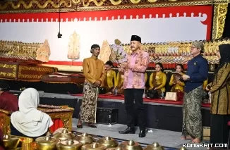 Ketua DPRD Tulungagung Marsono, S,Sos, (baju batik) saat akan menyerahkan tokoh wayang Semar kepada Ki Dalang Sigit Arianto sebagai pertanda dimulainya pagelaran wayang kulit semalam suntuk