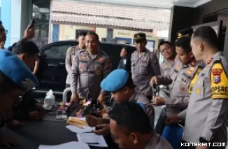 Kapolres Tulungagung (kanan) didampingi Wakapolres, Kabag SDM, Kabag Log dan Kasi Propam saat kegiatan pemeriksaan Senpi di Mapolres setempat